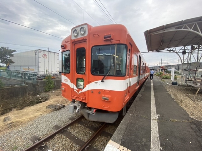 鉄道乗車記録の写真:乗車した列車(外観)(1)        「岳南江尾駅で出発待機中の乗車列車。」