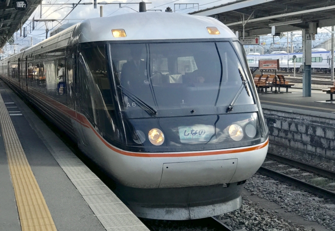 鉄道乗車記録の写真:乗車した列車(外観)(1)          「松本駅に入線する「しなの」。同列車3号車に乗車する。」