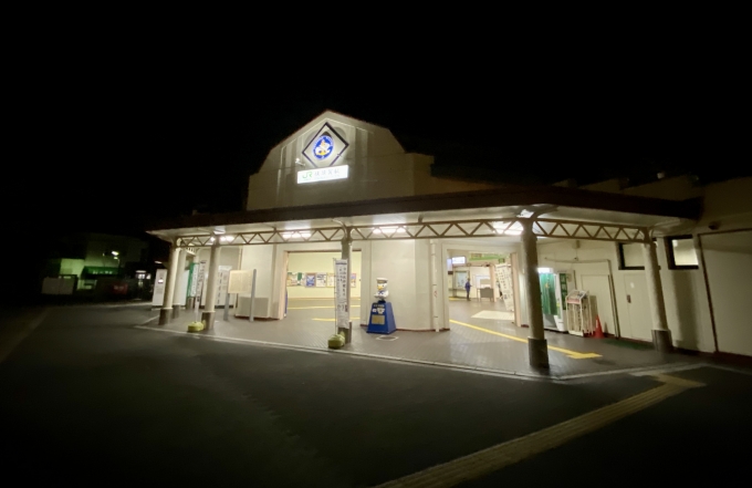 鉄道乗車記録の写真:駅舎・駅施設、様子(2)        「夜の横須賀駅　外観」