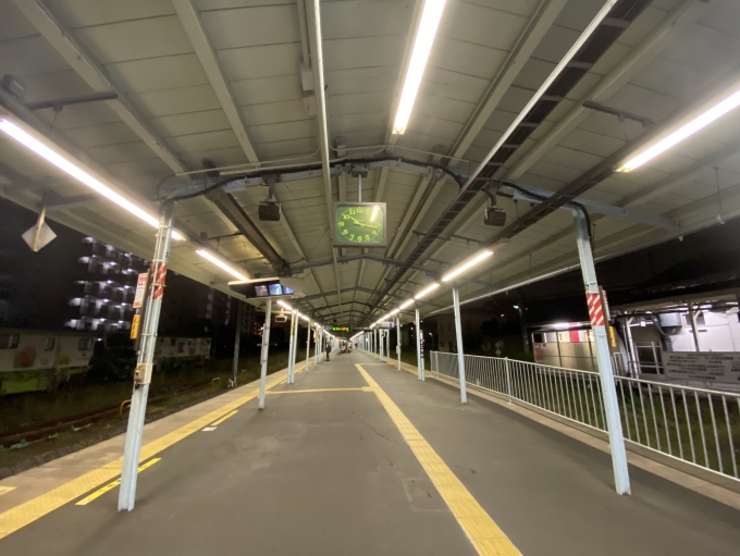 鉄道乗車記録の写真:駅舎・駅施設、様子(3)        「夜の横須賀駅　ホーム」