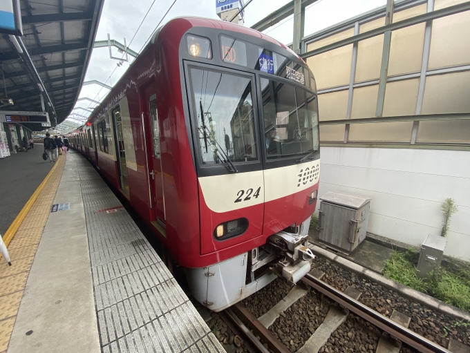 鉄道乗車記録の写真:乗車した列車(外観)(1)        「新逗子駅で出発待機中の乗車列車。」