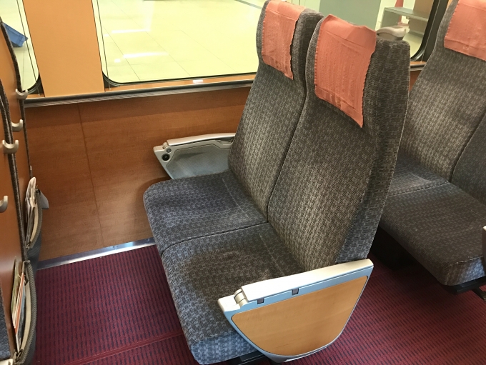 鉄道乗車記録の写真:車内設備、様子(6)        「座席を横から撮影。」