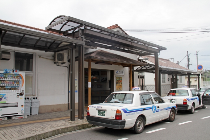 鉄道乗車記録の写真:駅舎・駅施設、様子(2)        「乗車前に撮影した白市駅舎。広島空港から同駅までバスで移動した。」