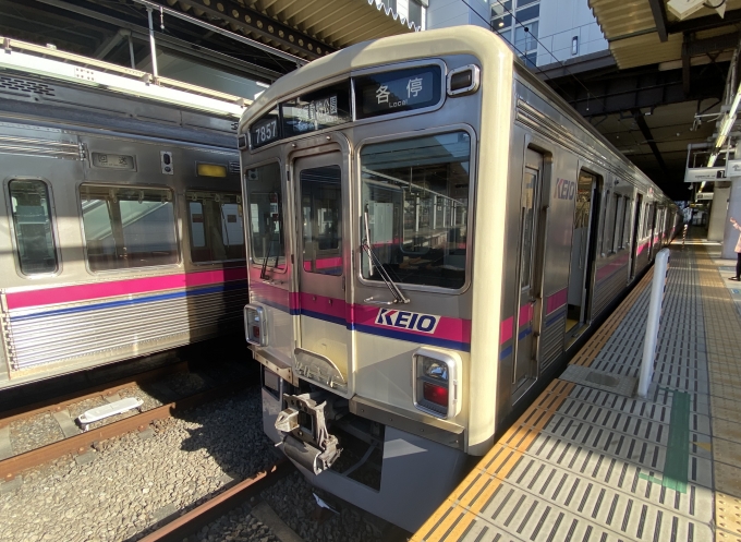 鉄道乗車記録の写真:乗車した列車(外観)(1)          「高幡不動駅で出発待機中の乗車列車。」