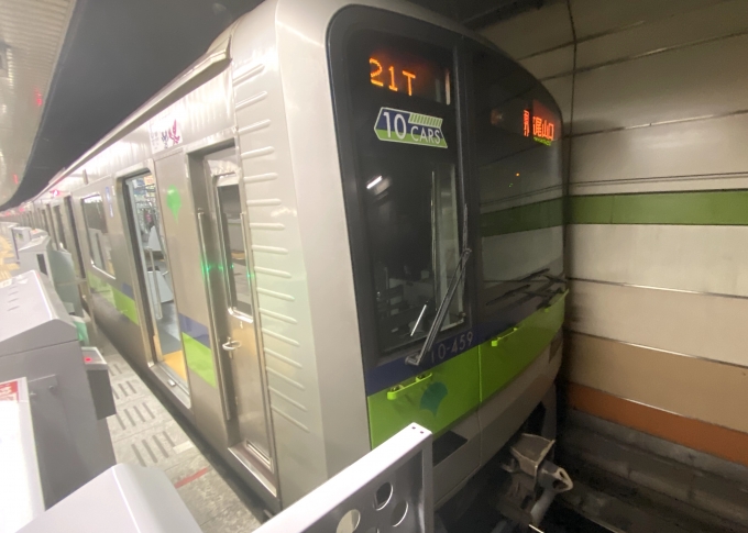 鉄道乗車記録の写真:乗車した列車(外観)(1)        「本八幡駅で出発待機中の乗車列車。」