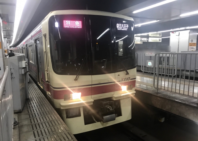 鉄道乗車記録の写真:乗車した列車(外観)(1)          「新宿駅で出発待機中の乗車列車」