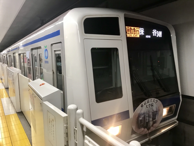 鉄道乗車記録の写真:乗車した列車(外観)(1)        「新宿三丁目駅で出発待機中の乗車車両」