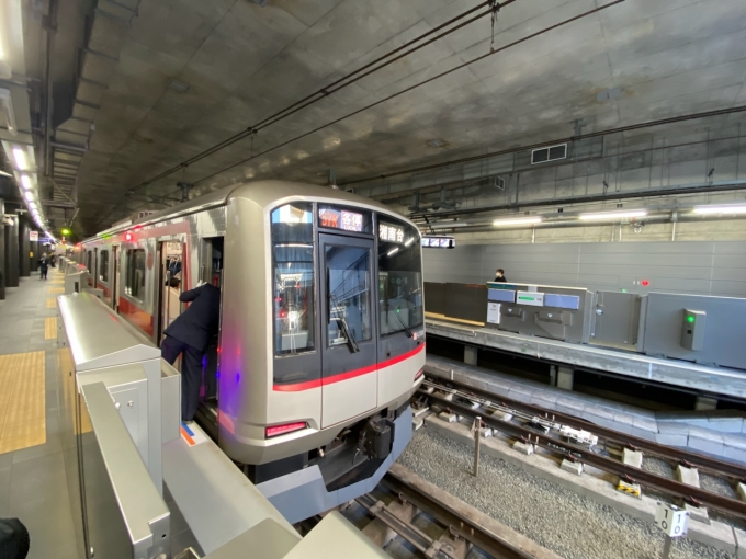 鉄道乗車記録の写真:乗車した列車(外観)(1)          「羽沢横浜国大駅に到着した乗車列車。」