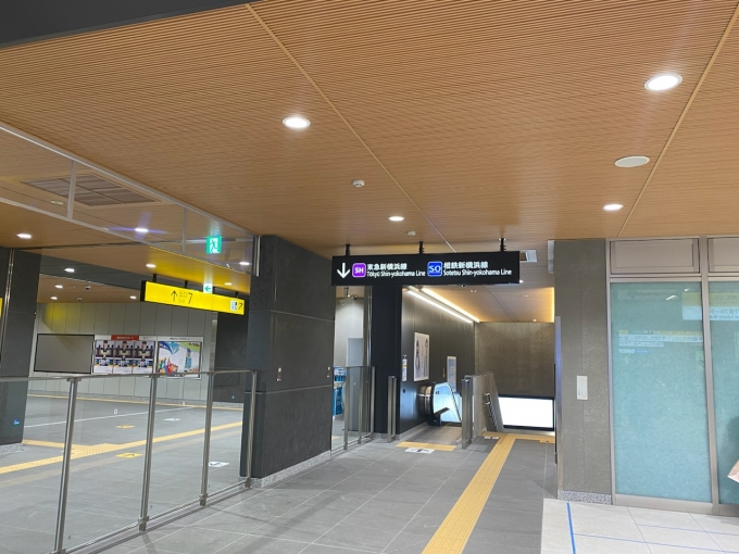 鉄道乗車記録の写真:駅舎・駅施設、様子(12)        「新横浜駅 改札階」