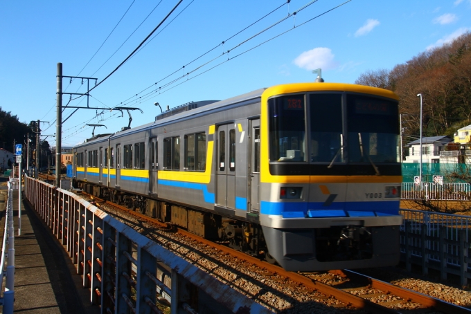 鉄道乗車記録の写真:乗車した列車(外観)(1)        「長津田駅下車後、恩田駅方面へ徒歩移動中に撮影した折り返し列車。」