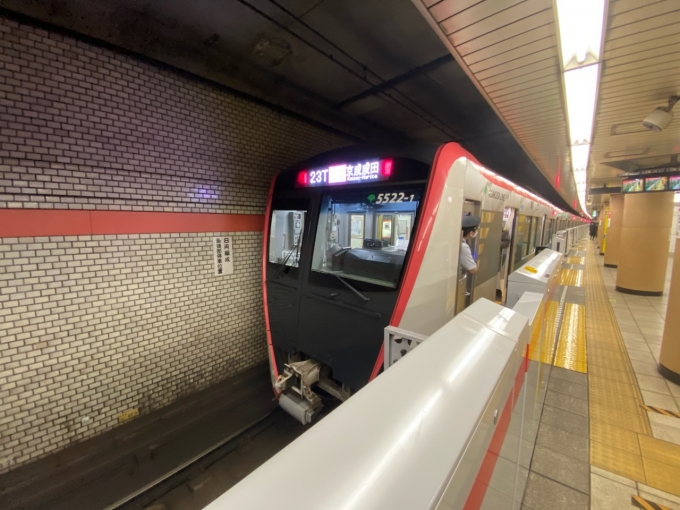 鉄道乗車記録の写真:乗車した列車(外観)(1)        「泉岳寺駅で出発待機中の乗車列車。」