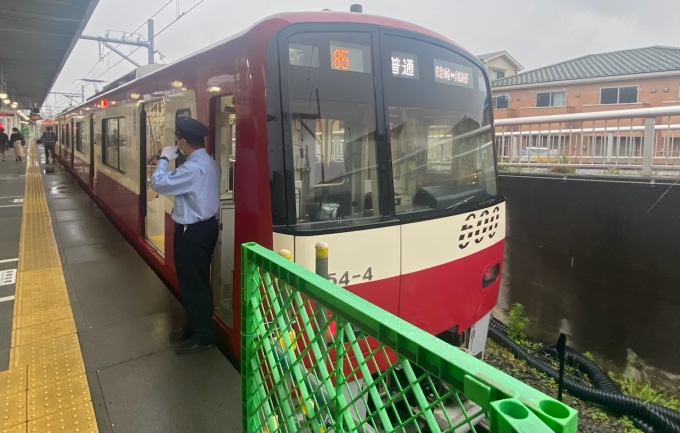 鉄道乗車記録の写真:乗車した列車(外観)(1)        「小島新田駅で出発待機中の乗車列車。」