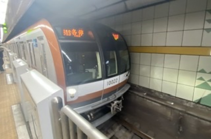 鉄道乗車記録の写真:乗車した列車(外観)(1)          「豊洲駅で出発待機中の乗車列車」
