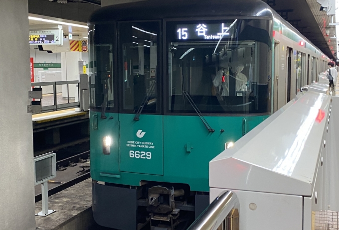 鉄道乗車記録の写真:乗車した列車(外観)(1)        「新神戸駅で出発待機中の乗車列車。」
