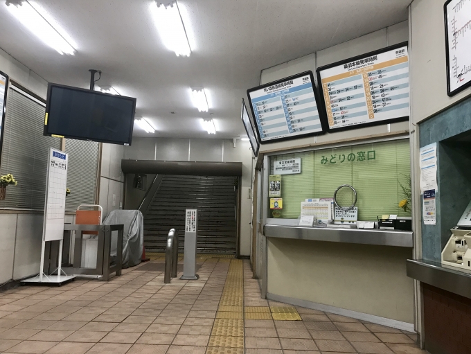 鉄道乗車記録の写真:駅舎・駅施設、様子(5)        「最終列車の時刻だったためか、青森駅到着後、有人改札にも人はいなかった。」
