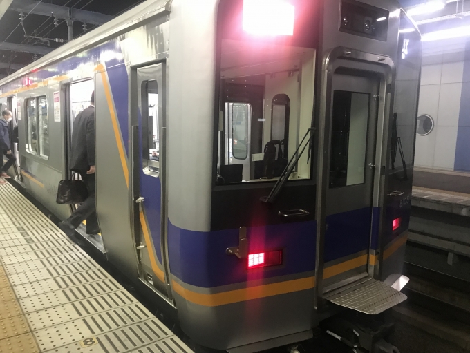 鉄道乗車記録の写真:乗車した列車(外観)(1)        「泉大津駅で出発待機中の乗車列車。」