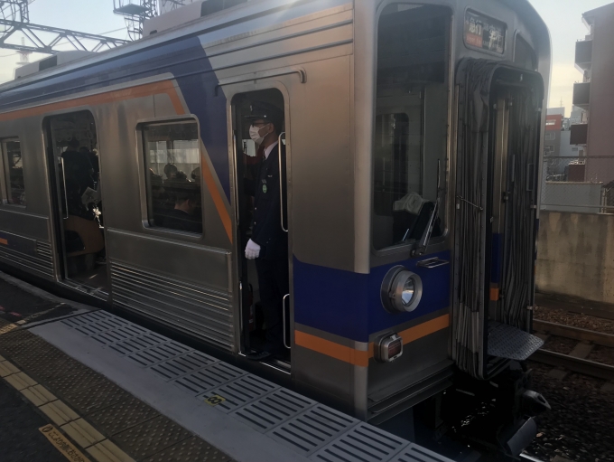 鉄道乗車記録の写真:乗車した列車(外観)(1)        「新今宮駅で出発待機中の乗車列車。」