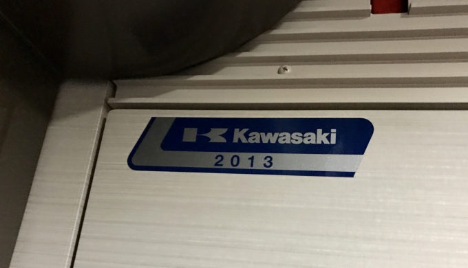 鉄道乗車記録の写真:車内設備、様子(7)        「川崎重工の製造プレート。」