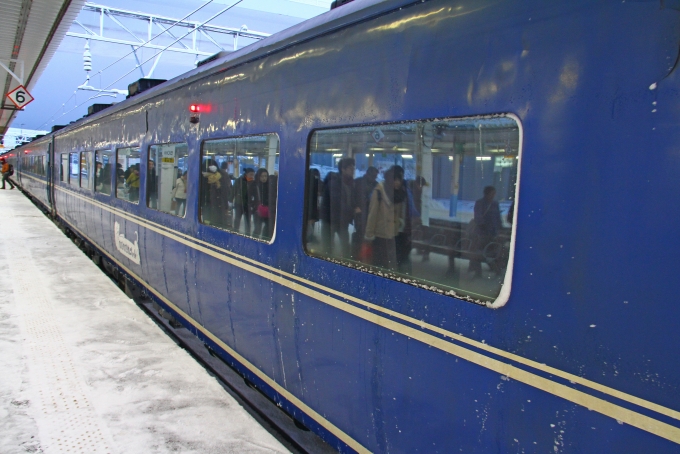 鉄道乗車記録の写真:駅舎・駅施設、様子(13)        「青森駅に到着した利用車両。」