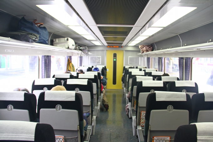 鉄道乗車記録の写真:車内設備、様子(3)     「青森駅停車中の車内。」
