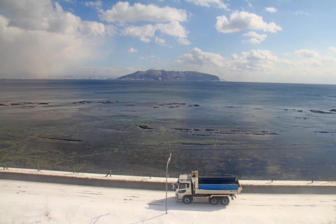 鉄道乗車記録の写真:車窓・風景(7)        「青函トンネルを通過した後の車窓。函館山が見える。」