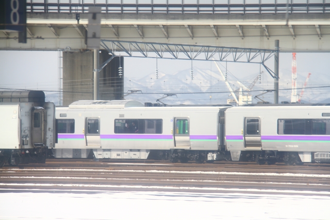 鉄道乗車記録の写真:車窓・風景(8)        「函館駅到着前の車窓。約1ヶ月後から運転を開始する予定の「はこだてライナー」用の車両が留置されているのを確認できた。」
