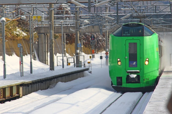 鉄道乗車記録の写真:乗車した列車(外観)(2)        「木古内駅に入線する利用列車。」