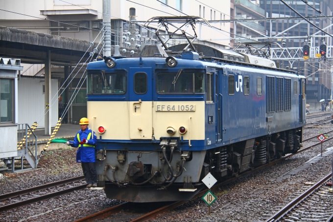 鉄道乗車記録の写真:駅舎・駅施設、様子(3)        「高崎駅到着後、電気機関車を切り離し」