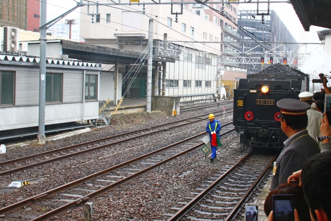 鉄道乗車記録の写真:駅舎・駅施設、様子(4)        「EL切り離し後、SL連結のため後退で入線」