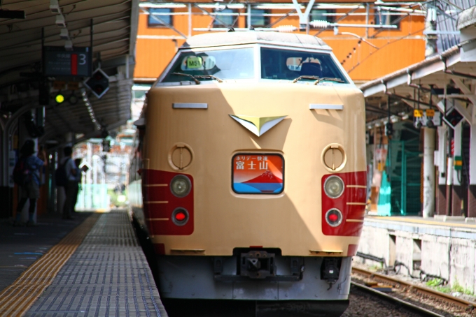 鉄道乗車記録の写真:乗車した列車(外観)(3)        「大月駅到着後、出発する乗車列車を撮影。」