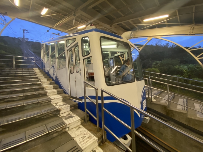 鉄道乗車記録の写真:乗車した列車(外観)(1)          「十国登り口駅に到着した「日金」号。この運行が同日の終電だった。」