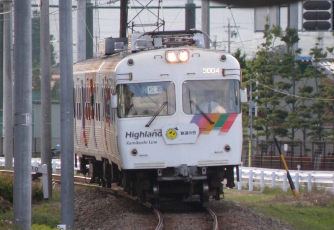 鉄道乗車記録の写真:乗車した列車(外観)(1)          「北新・松本大学前駅に入線する乗車列車。」