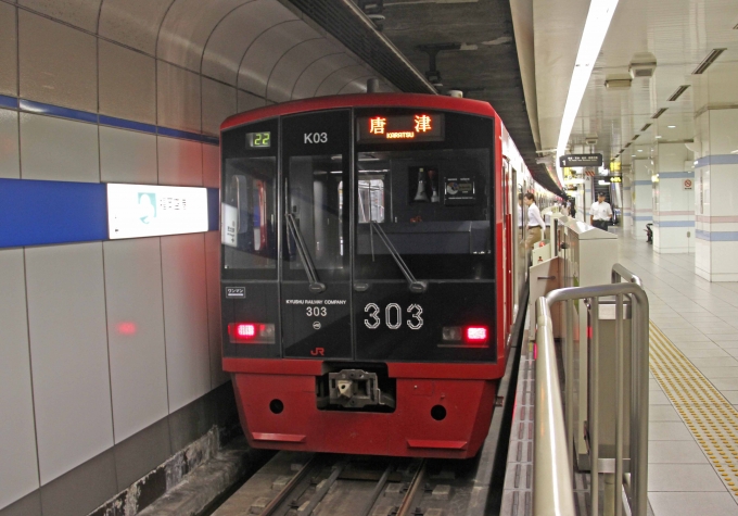 鉄道乗車記録の写真:乗車した列車(外観)(1)          「福岡空港駅で出発待機中の乗車列車。」