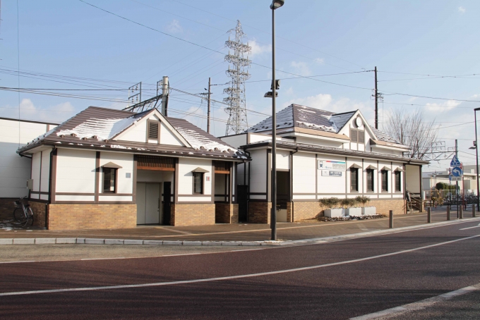 鉄道乗車記録の写真:駅舎・駅施設、様子(6)        「下車後に撮影した各務原市役所前駅の外観。」