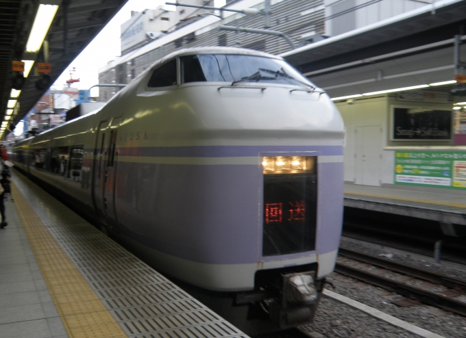 鉄道乗車記録の写真:乗車した列車(外観)(1)          「新宿駅で出発待機中の乗車列車。」