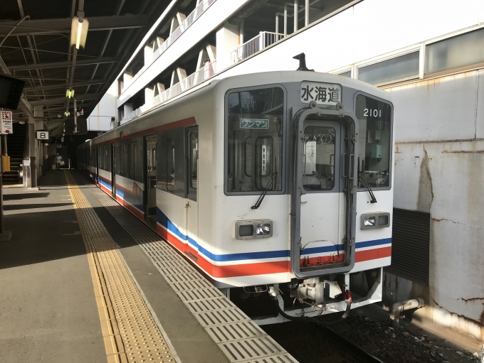 鉄道乗車記録の写真:乗車した列車(外観)(1)          「取手駅で出発待機中のキハ2101」