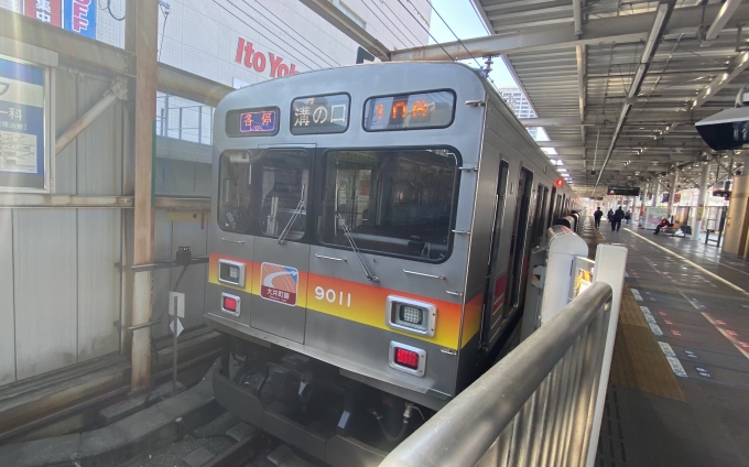 鉄道乗車記録の写真:乗車した列車(外観)(1)        「大井町駅で出発待機中の乗車列車。」
