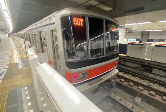 鉄道乗車記録の写真:乗車した列車(外観)(1)        「日吉駅で出発待機中の乗車列車。」