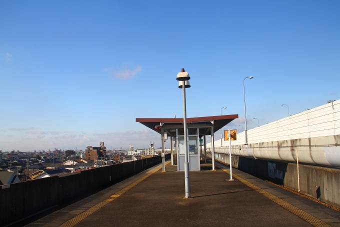 鉄道乗車記録の写真:駅舎・駅施設、様子(3)        「味美駅のホームとホームから見える名古屋の景色。」
