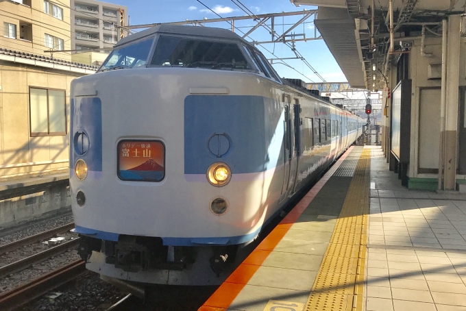 鉄道乗車記録の写真:乗車した列車(外観)(1)          「三鷹駅に入線する乗車車両。」