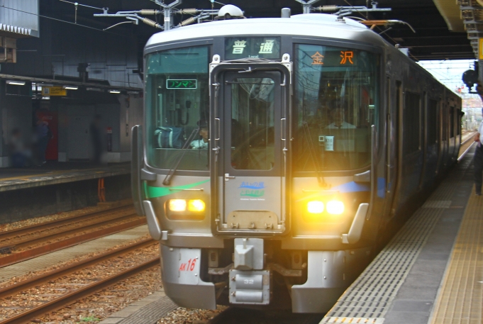 鉄道乗車記録の写真:乗車した列車(外観)(1)          「高岡駅で撮影した乗車編成。」