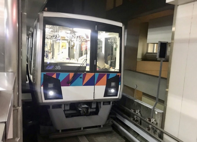 鉄道乗車記録の写真:乗車した列車(外観)(1)        「新杉田駅に到着した乗車列車」