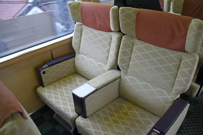鉄道乗車記録の写真:車内設備、様子(4)        「利用座席を撮影。」