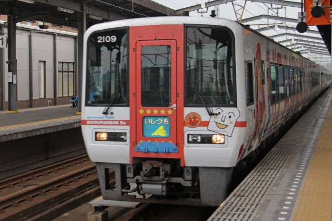 鉄道乗車記録の写真:乗車した列車(外観)(1)        「宇多津駅に到着する乗車列車。」