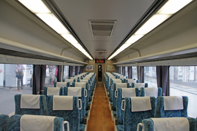 鉄道乗車記録の写真:車内設備、様子(3)     「高松駅到着後に撮影した乗車列車の車内。」