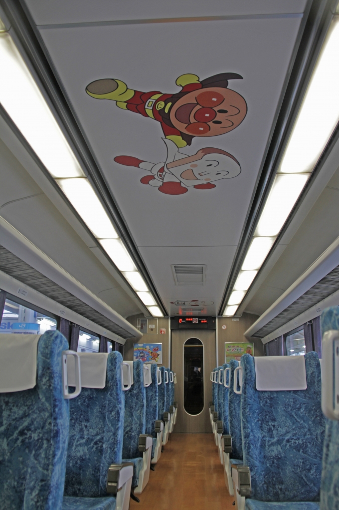 鉄道乗車記録の写真:車内設備、様子(4)     「車内天井に描かれている「アンパンマン」のイラスト。」