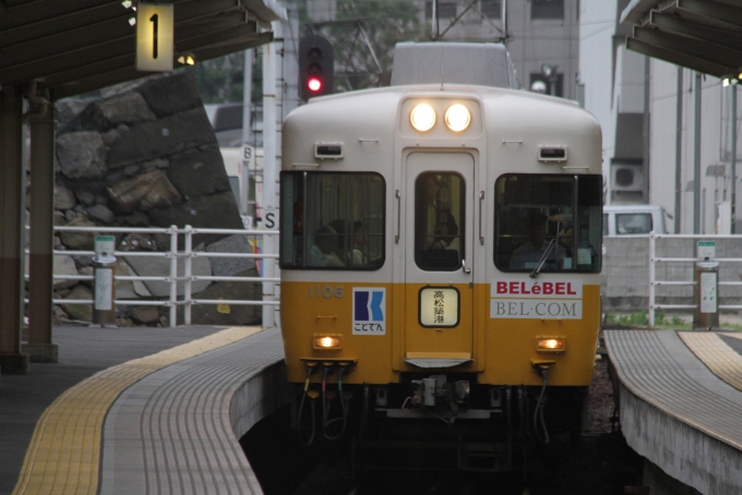 鉄道乗車記録の写真:乗車した列車(外観)(1)          「高松築港駅に入線する乗車編成。」