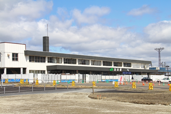 鉄道乗車記録の写真:駅舎・駅施設、様子(4)        「滝川駅の外観。駅前は工事していた。」