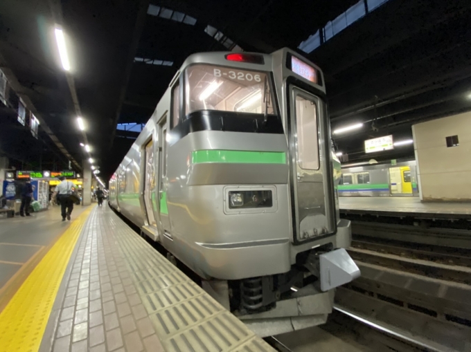 鉄道乗車記録の写真:乗車した列車(外観)(1)          「札幌駅で出発待機中の乗車列車」