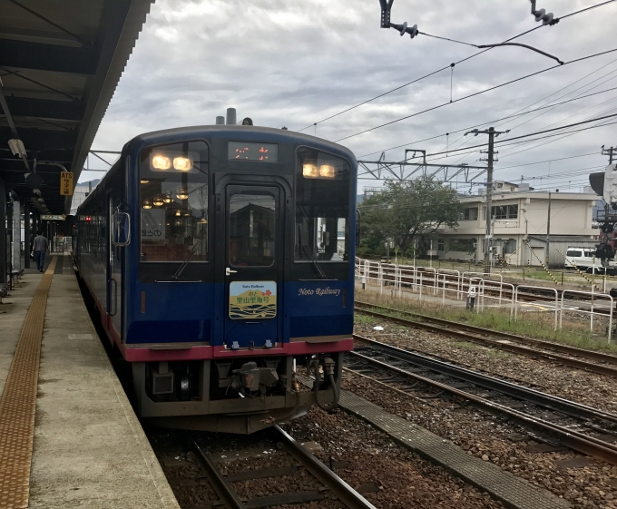 鉄道乗車記録の写真:乗車した列車(外観)(1)          「七尾駅出発前に撮影した乗車車両。」